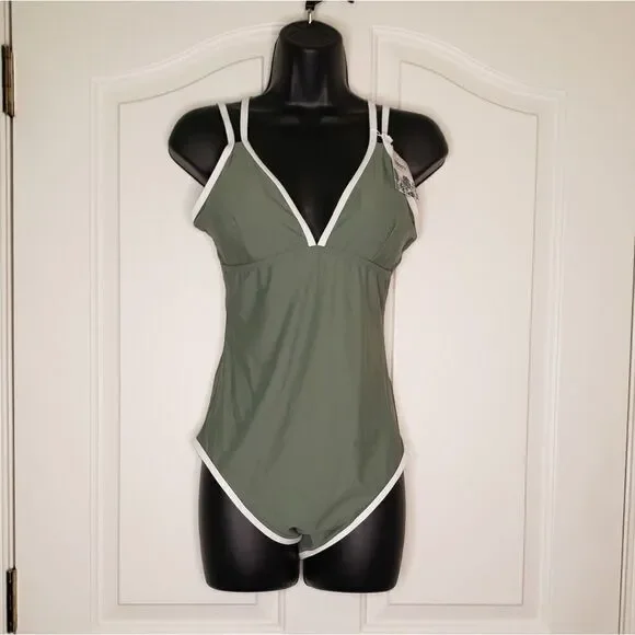 SwimSuit   - Picture 3 of 8